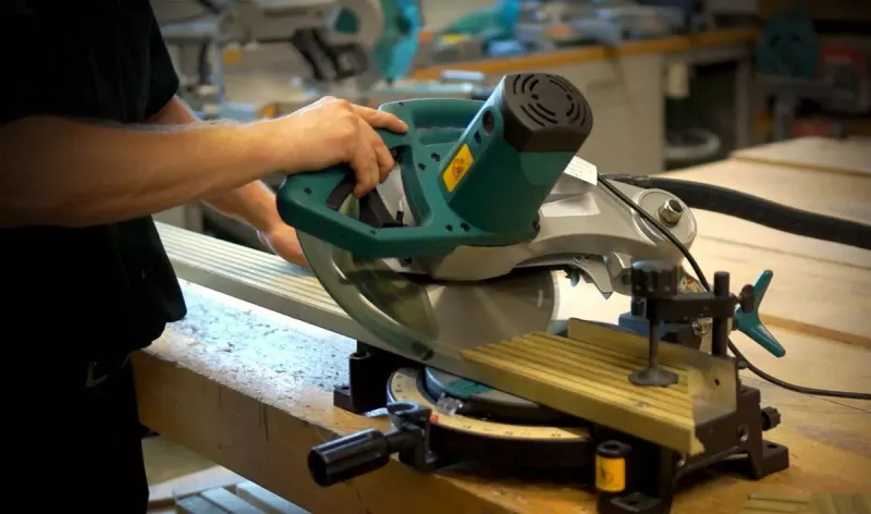 Sierra Ingletadora Makita MLS100N – 1500W, 10" (255 mm), cortes precisos y potentes