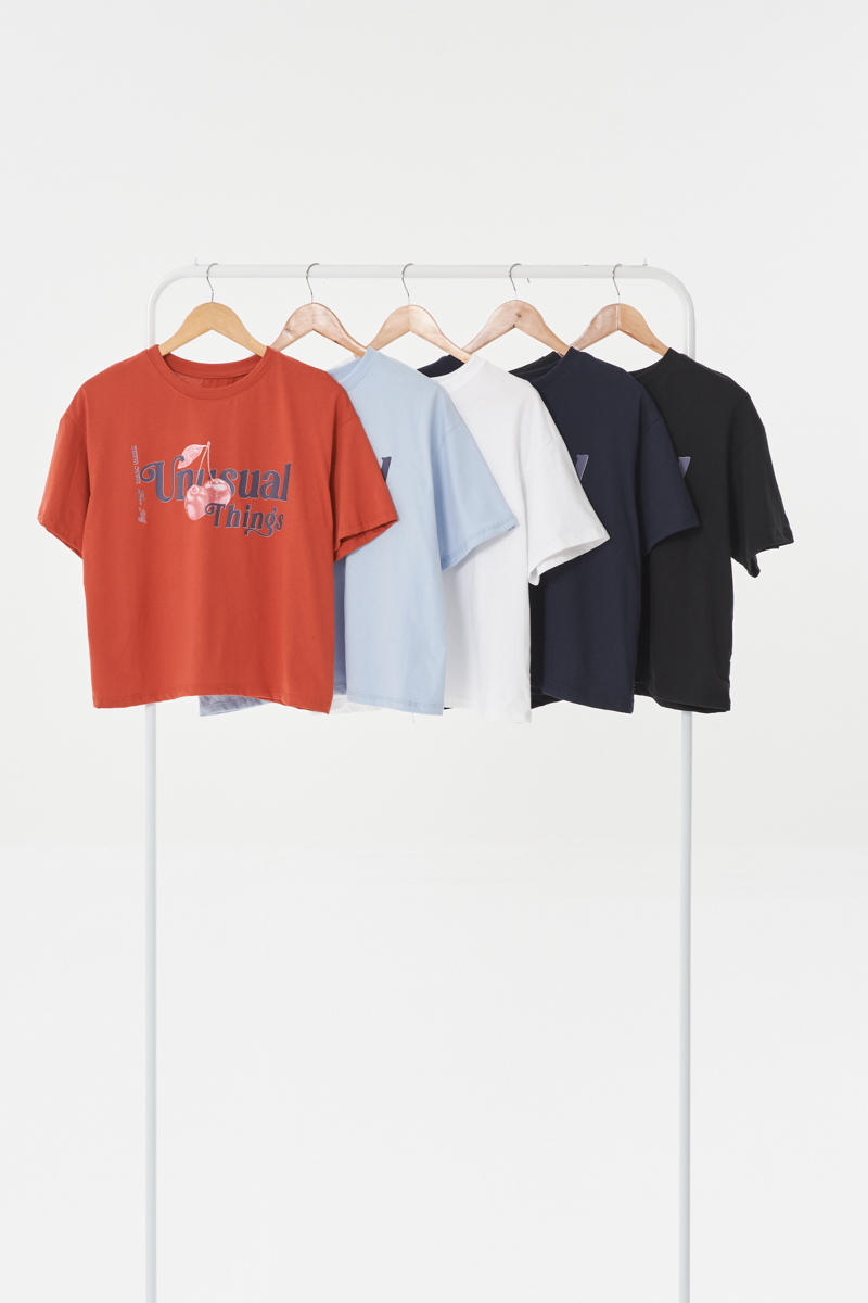 Remera Crop Unusual Things