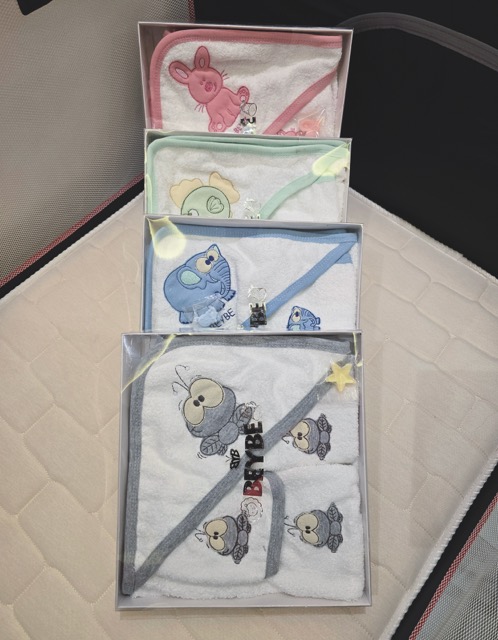 JUEGO DE BEBÉ TOALLÓN, BAERO, BATITA, MANOPLA Y JABONCITO